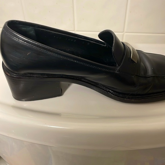 GUCCI VINTAGE BLACK GENUINE LEATHER LOAFERS WITH UNIQUE SILVER HARDWARE! - Picture 9 of 11